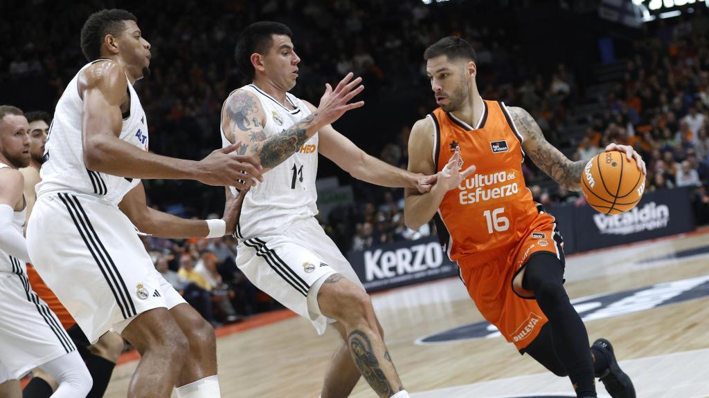 Edy Tavares y Gabriel Deck defienden a Stefan Jovic en el Valencia Basket-Real Madrid