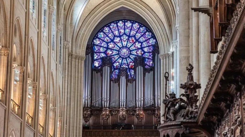 Vista interior de la catedral restaurada Notre Dame