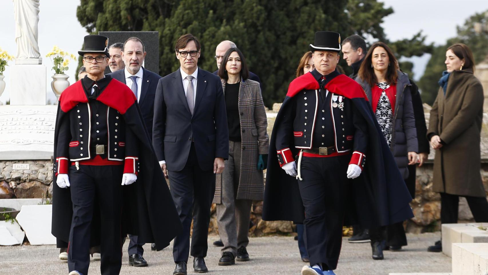 El presidente de la Generalitat de Cataluña, Salvador Illa, encabeza la ofrenda floral del Govern ante la tumba del expresidente catalán Francesc Macià