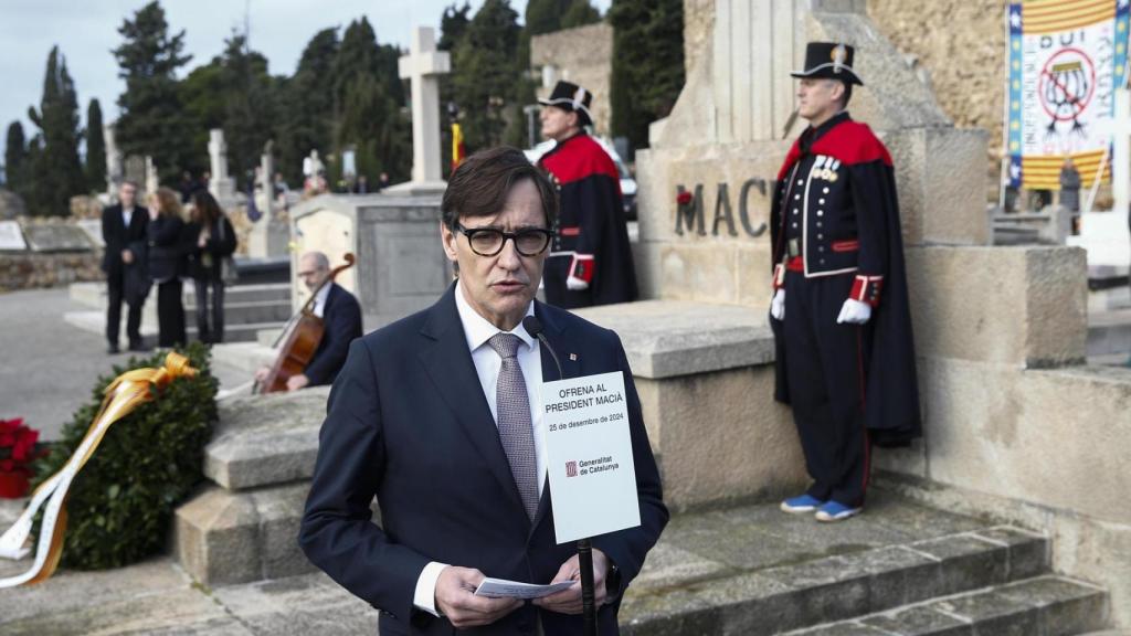 El presidente de la Generalitat de Cataluña, Salvador Illa, durante la ofrenda floral a Francesc Macià