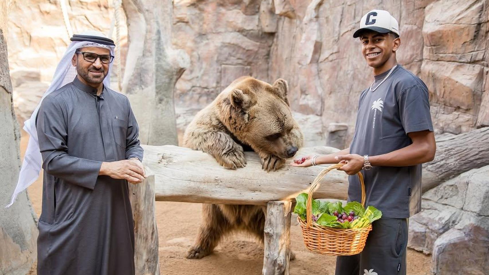 Lamine Yamal alimenta un oso durante sus vacaciones en un safari de Dubai