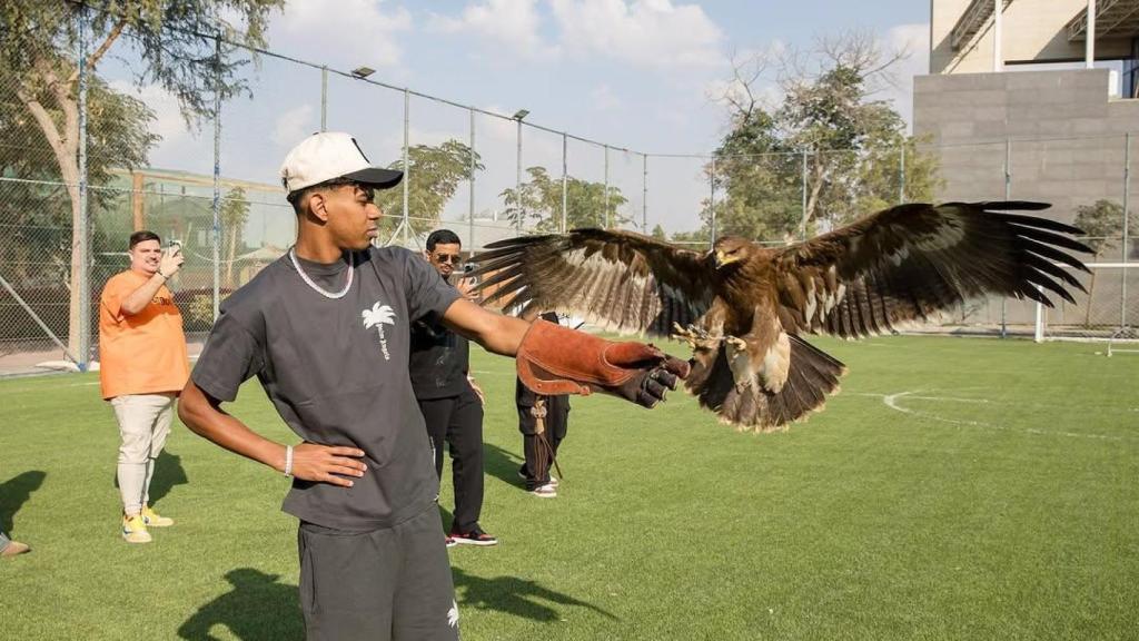 Lamine Yamal, con un águila en el Safari de Dubái