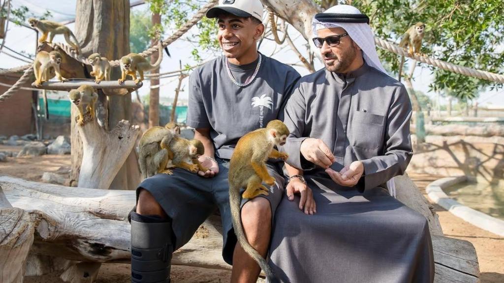 Lamine Yamal, con varios primates en el Safari de Dubái