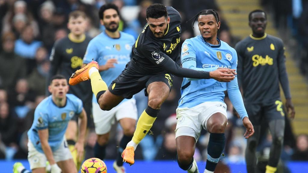 Manuel Akanji pugna por un balón en el Manchester City-Everton con Ilkay Gundogan de fondo