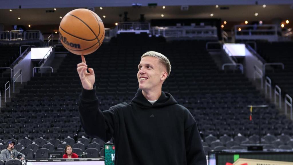 Dani Olmo realiza malabares con una pelota de basket en la pista de los Bucks