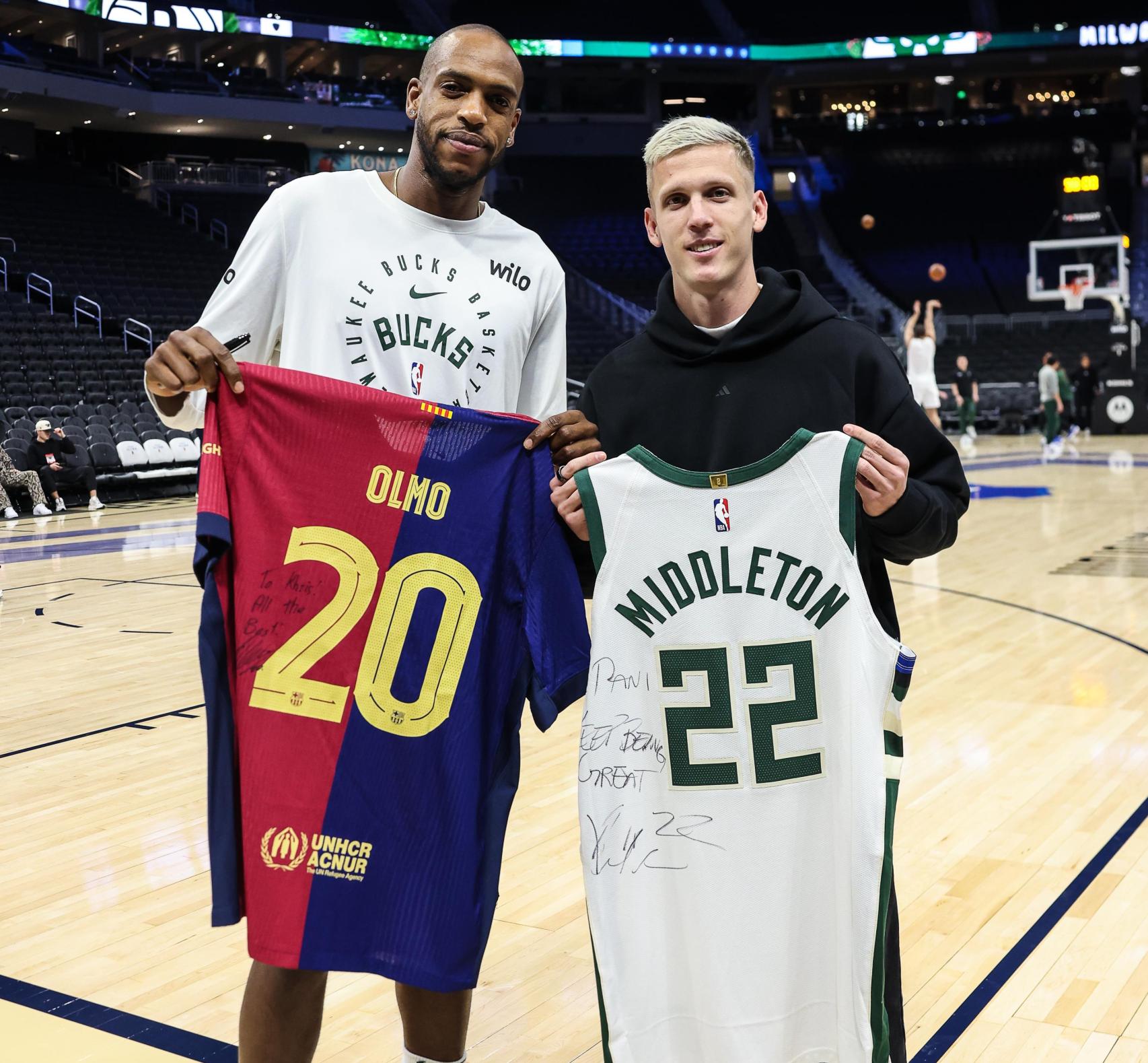 Dani Olmo intercambia su camiseta del Barça con Khris Middleton