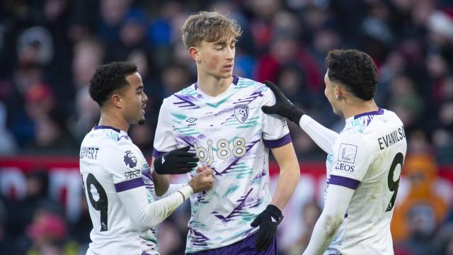 Dean Huijsen celebra un gol con el Bournemouth contra el Manchester United