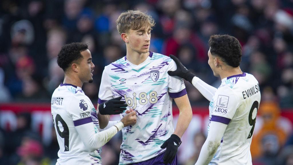 Dean Huijsen celebra un gol con el Bournemouth contra el Manchester United