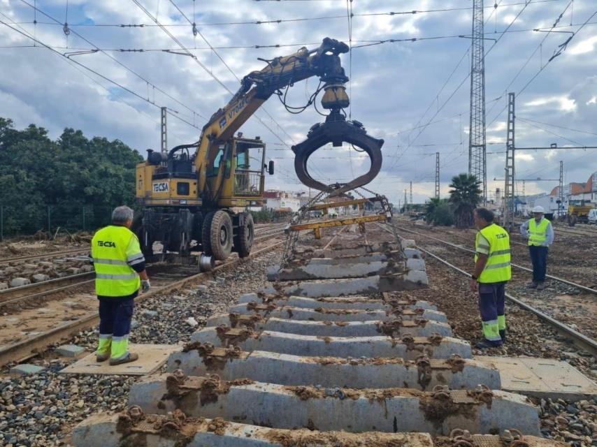 Operarios de Dragados trabajan para reparar la red ferroviaria en Valencia / ACS