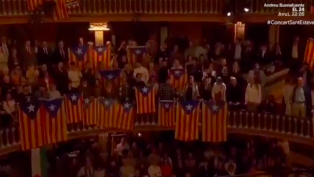 Esteladas durante el concierto de Sant Esteve en el Palau de la Música