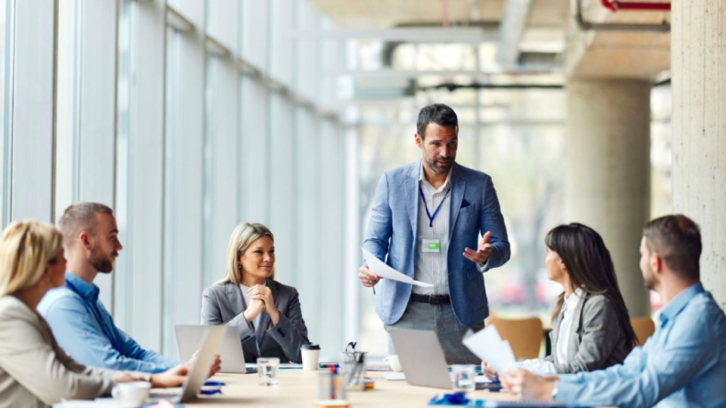 Un equipo de profesionales mantienen una reunión en la empresa