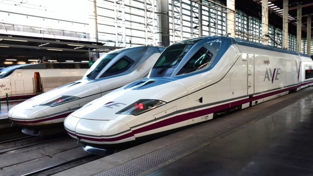 Varios trenes AVE de Renfe