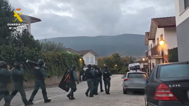 Agentes de la Guardia Civil durante el operativo