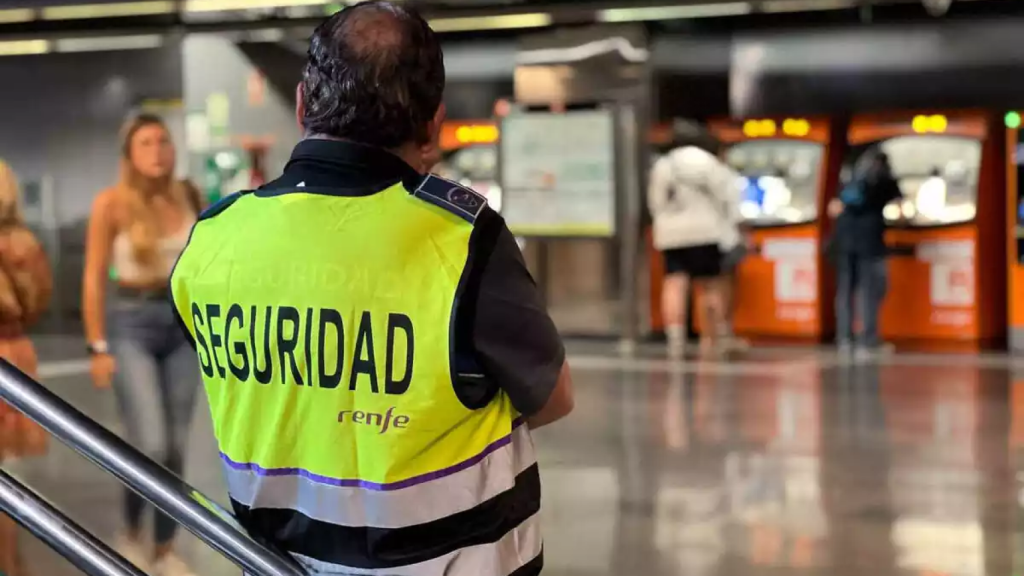 Imagen de un vigilante de seguridad en la red de Rodalies de Renfe