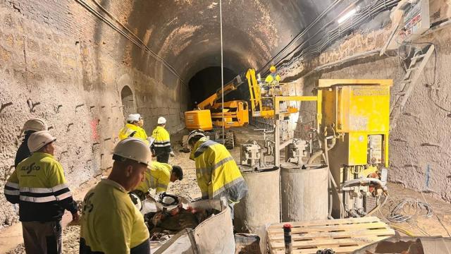 Trabajos de Adif en el interior del túnel de Roda de Berà (Tarragona)