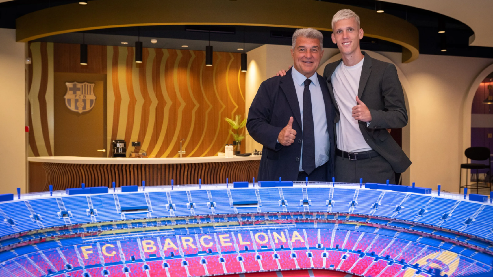 Joan Laporta muestra la maqueta del futuro Camp Nou a Dani Olmo en el día de su firma con el Barça