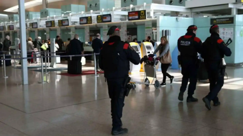 Una patrulla de los Mossos d'Esquadra en el Aeropuerto Barcelona-El Prat