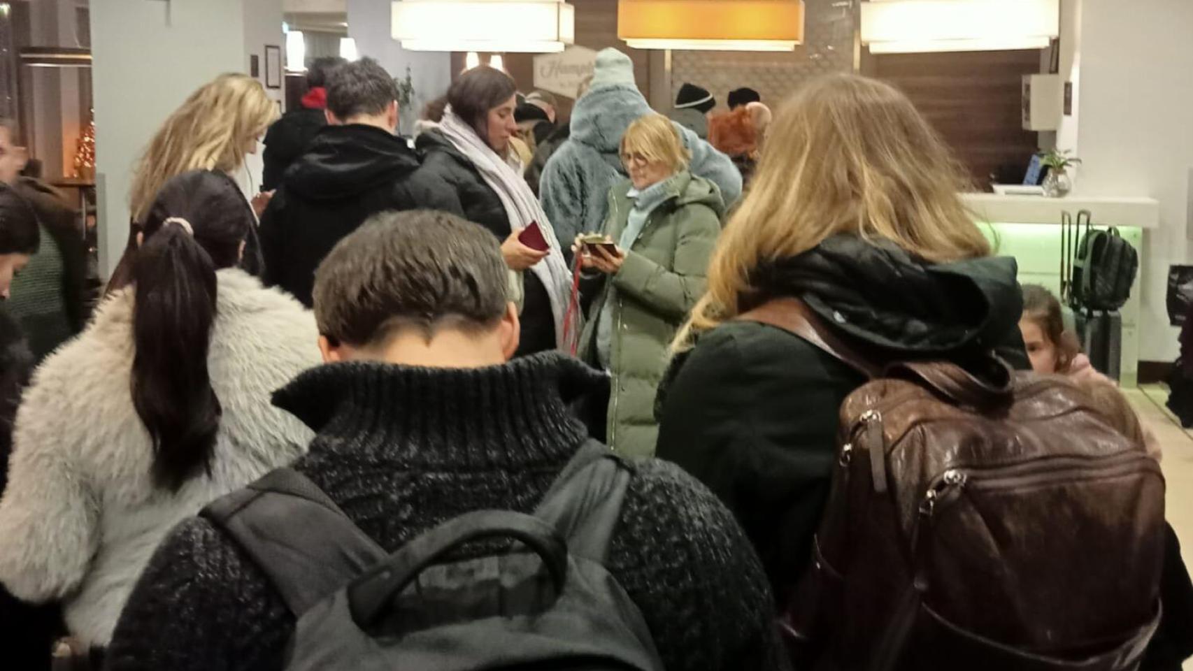 Cola de pasajeros en un hotel en el Aeropuerto de Luton(Reino Unido)