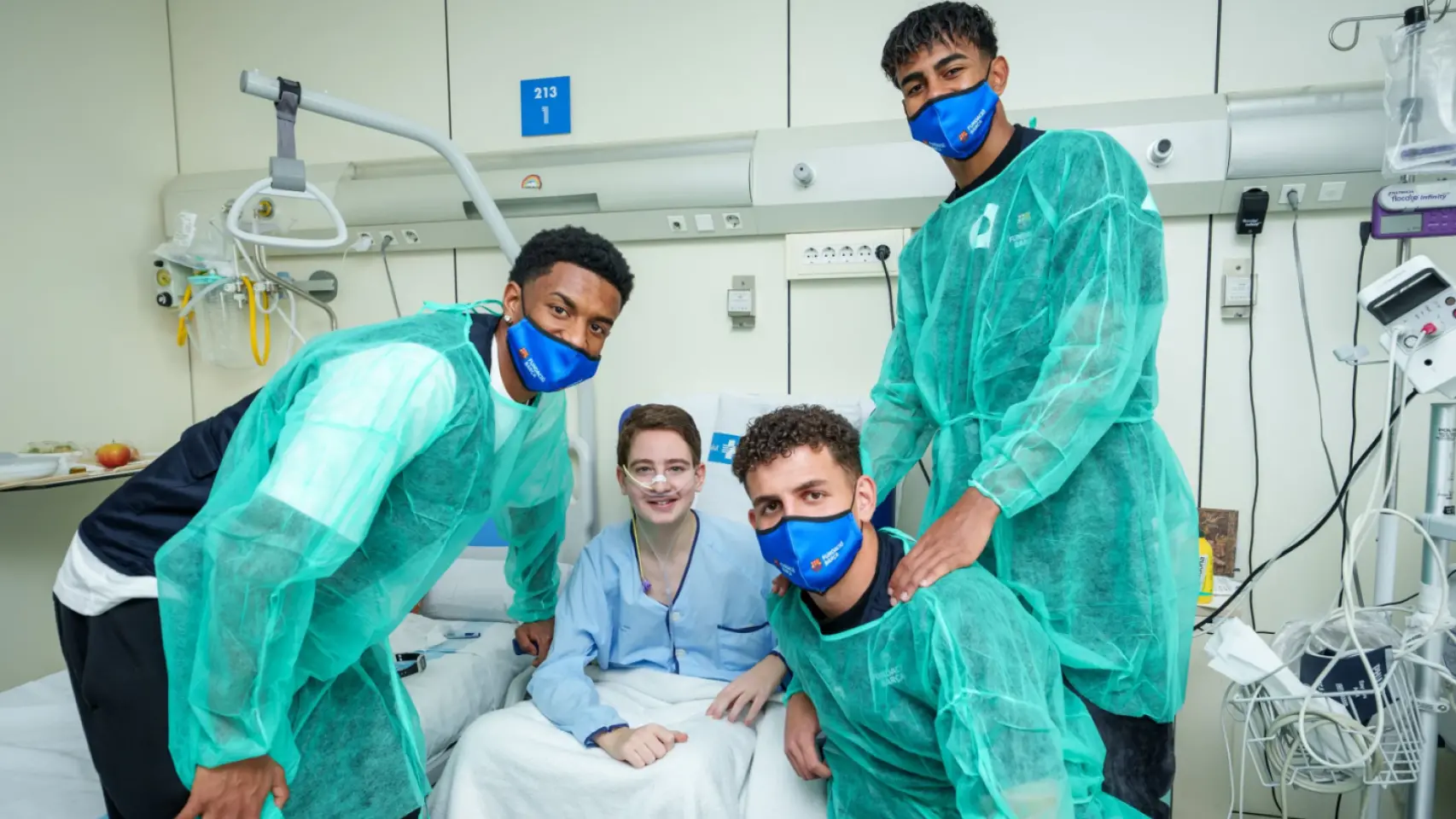 Alejandro Balde, Lamine Yamal y Sergi Domínguez, de visita en el Hospital Vall d'Hebron