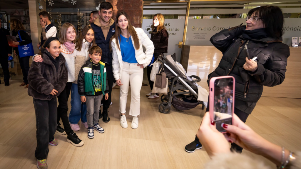 Pedri, de visita en el Hospital de Barcelona