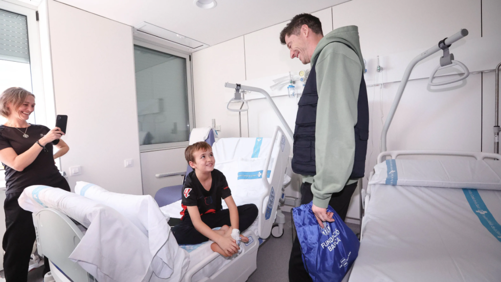 Robert Lewandowski charla con un niño en el Hospital Germans Trias y Pujol