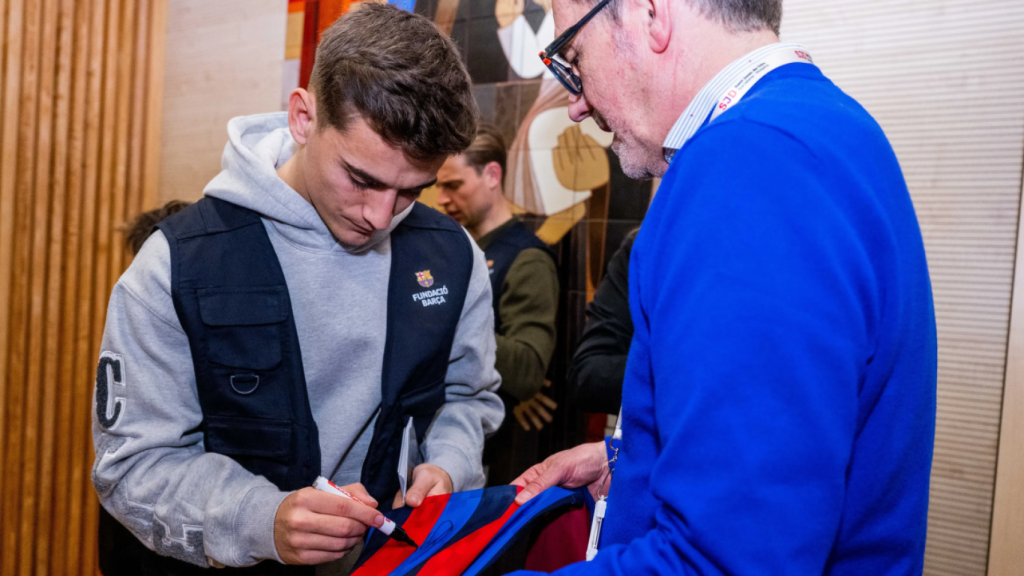 Gavi firma una camiseta en el Hospital Sant Joan de Déu