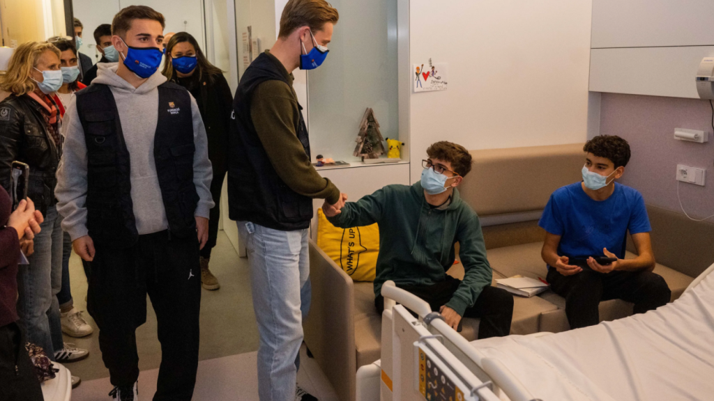 Frenkie de Jong y Gavi, de visita en el Hospital Sant Joan de Déu