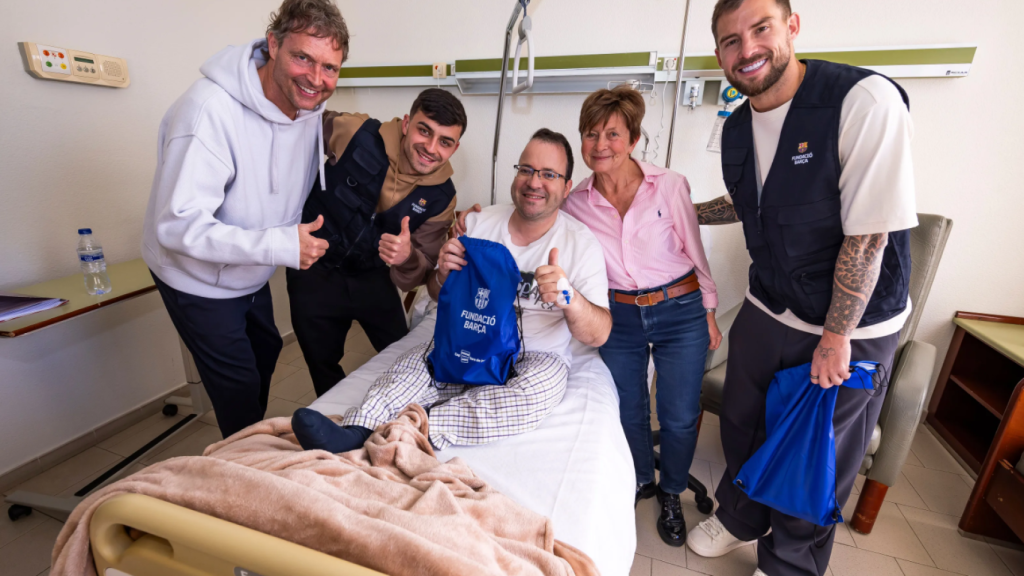 Marcus Sorg, Pedri e Iñigo Martínez, de visita en un hospital de Barcelona