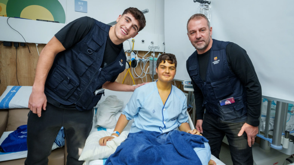 Pau Cubarsí y Hansi Flick, de visita en el Hospital Vall d'Hebron