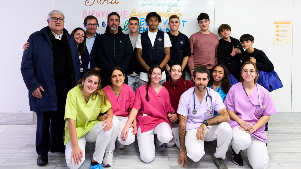 Pepe Conde, Marc Casadó, Raphinha y Fermín López, de visita en el Hospital de Sant Pau