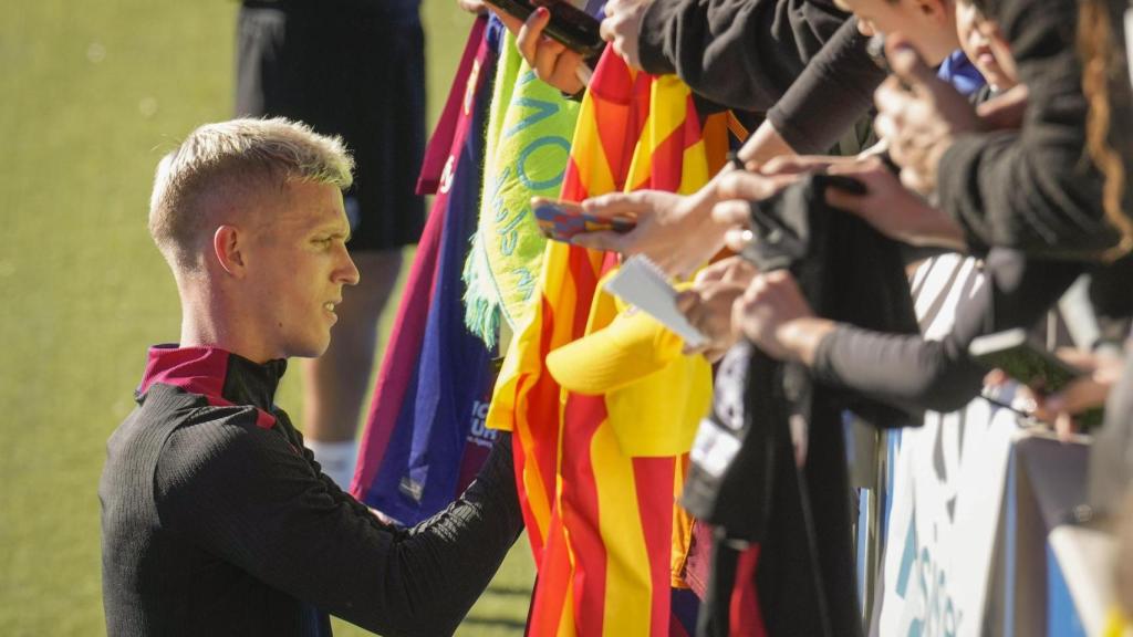 Dani Olmo firma autógrafos en el Johan Cruyff