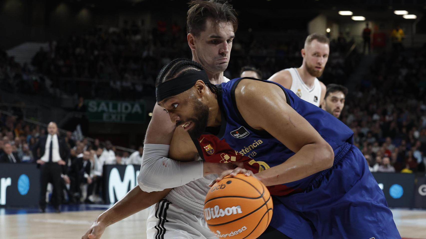 Jabari Parker penetra a canasta, defendido por Mario Hezonja en el clásico de basket