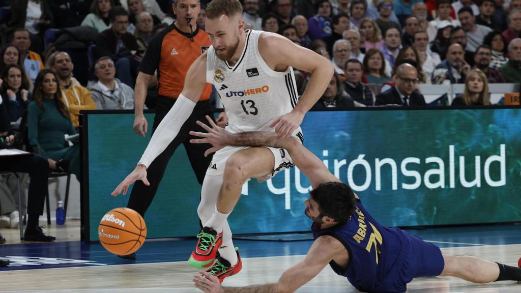 Álex Abrines comete falta sobre Dzanan Musa en el clásico de basket Real Madrid-Barça