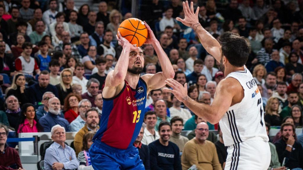 Tomas Satoransky lanza un triple, defendido por Facu Campazzo en el clásico de basket Real Madrid-Barça