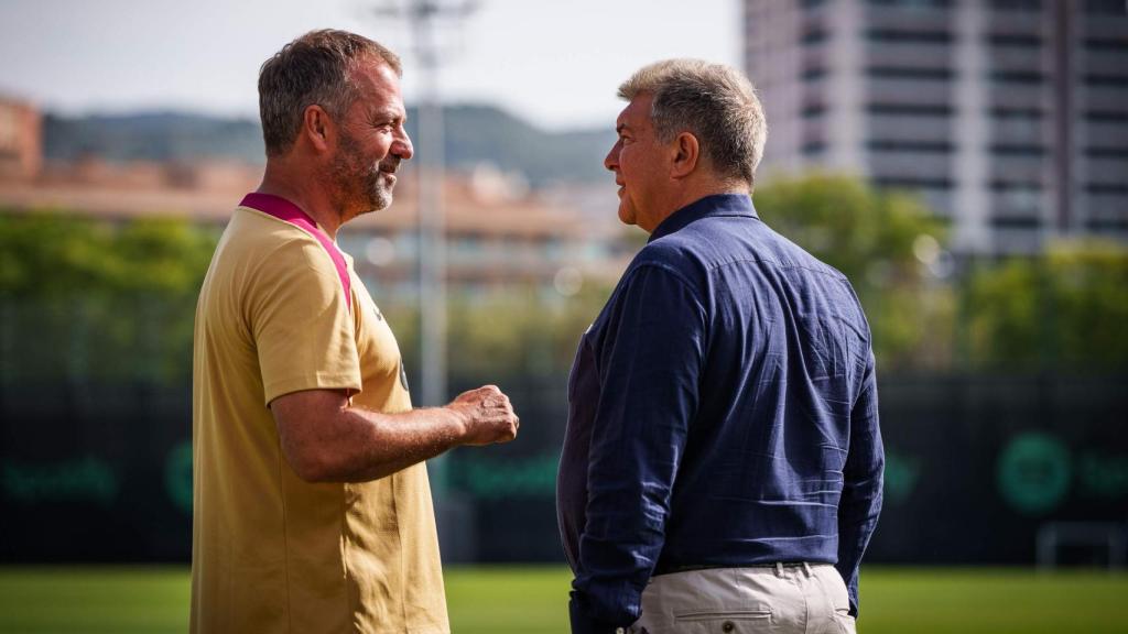 Hansi Flick conversa con Joan Laporta antes de un entrenamiento del Barça