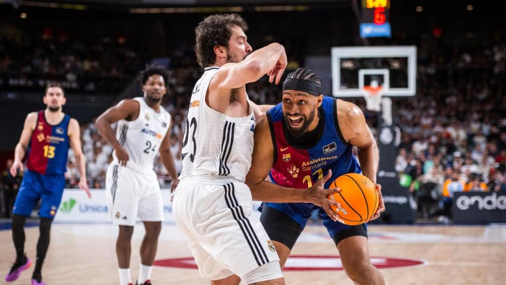 Jabari Parker intenta superar la marca de Sergio Llull en el Real Madrid-Barça de basket