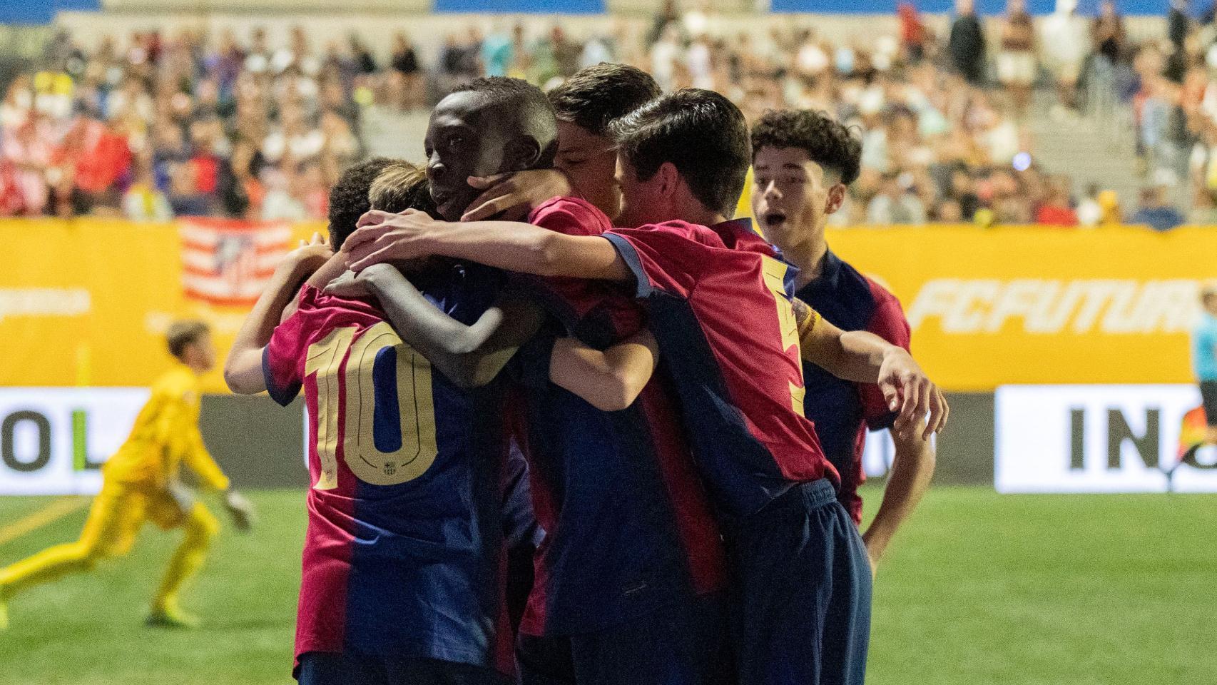 El Barça sub-13 celebra un gol en el torneo de la Liga Futures