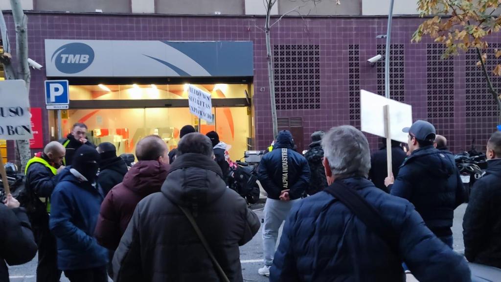 Varios manifestantes ante la sede del TMB Control del Metro