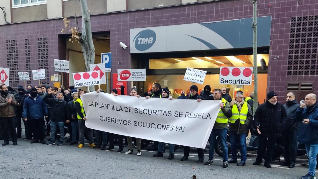 Manifestantes a las puertas de la sede de TMB Centro de Control de Metro (CCM) en Barcelona