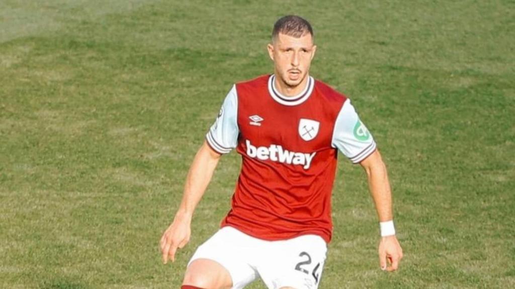 Guido Rodríguez, en un partido disputado con el West Ham United