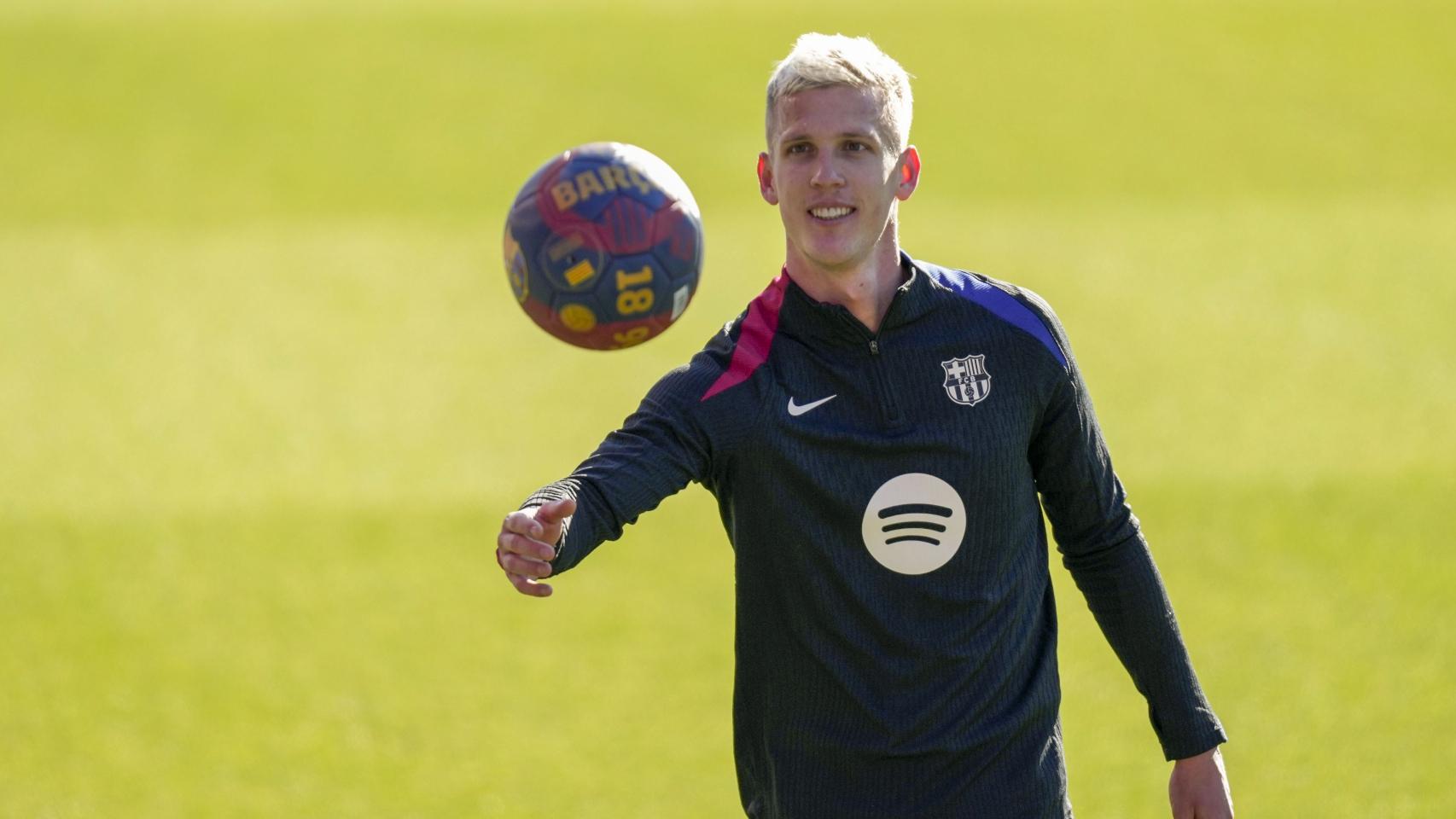 Dani Olmo, futbolista del Barça, controla el balón en un entrenamiento