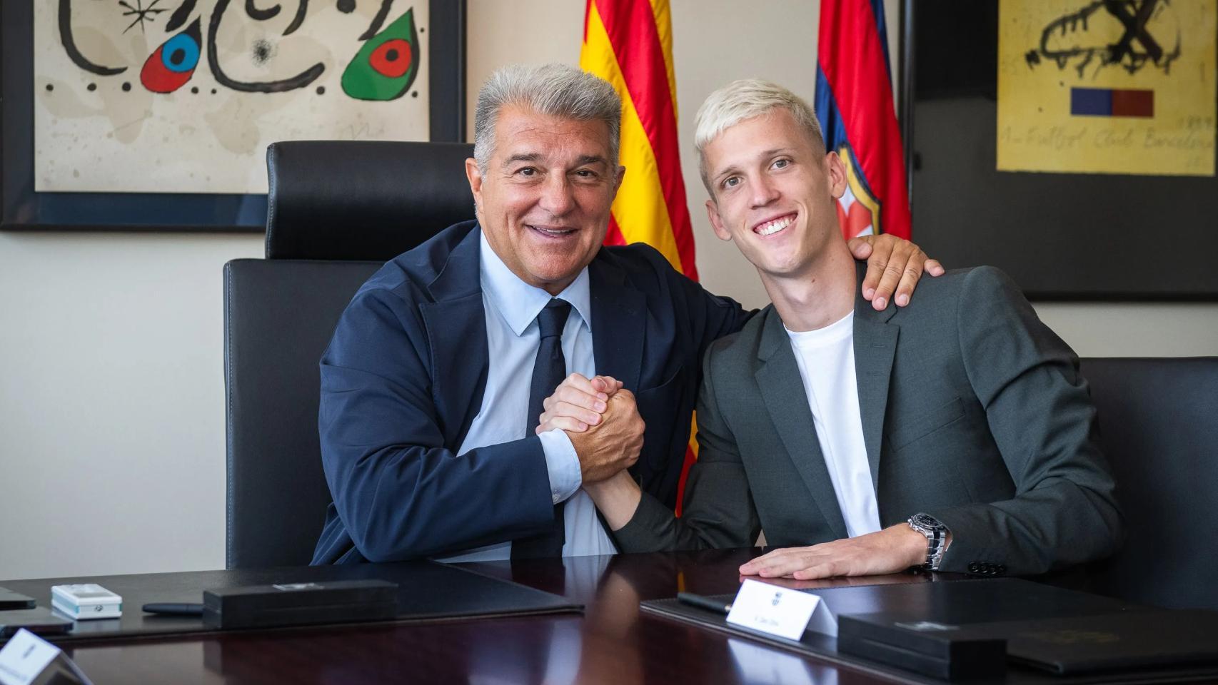 Joan Laporta, junto a Dani Olmo, en la firma del contrato del mediapunta egarense