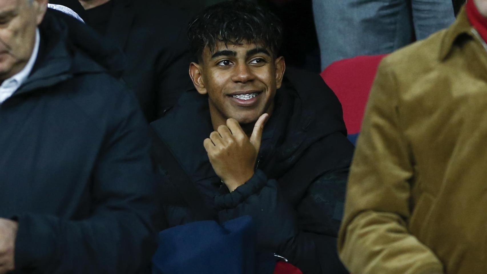 Lamine Yamal en el palco de Montjuïc durante el Barça-Atlético