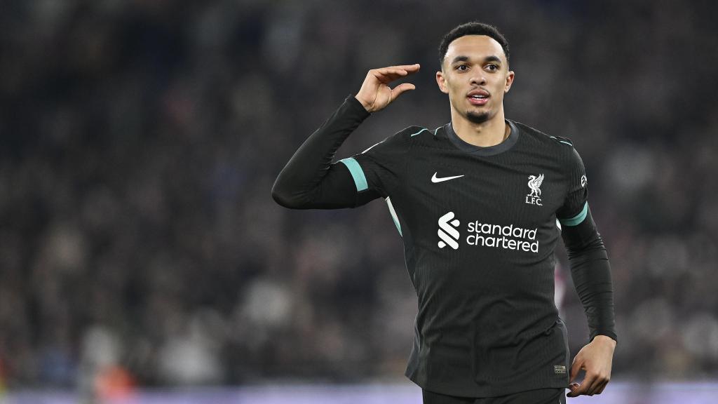 Alexander-Arnold celebra un gol llevándose la mano a la oreja, frente a los incesantes rumores que lo relacionan con el Real Madrid