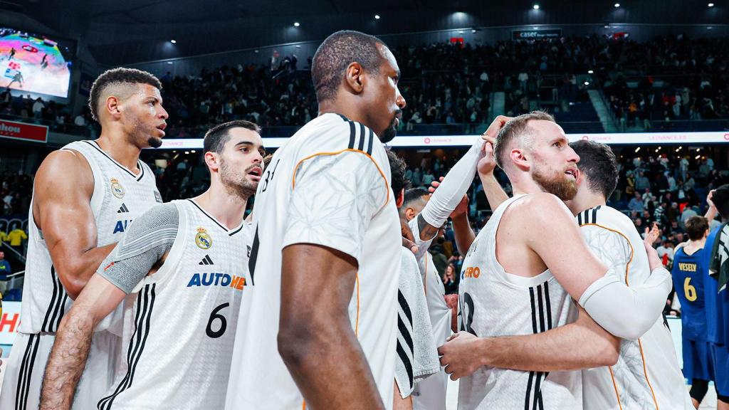 Los jugadores del Real Madrid festejan la victoria sobre el Barça de basket