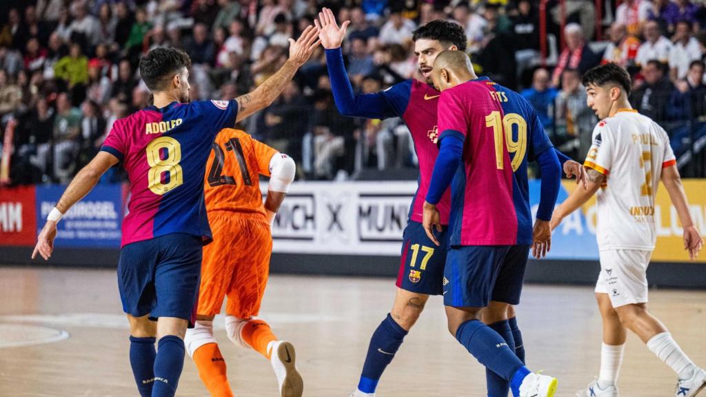 Los jugadores del Barça de fútbol sala felicitan a Adolfo por su gol