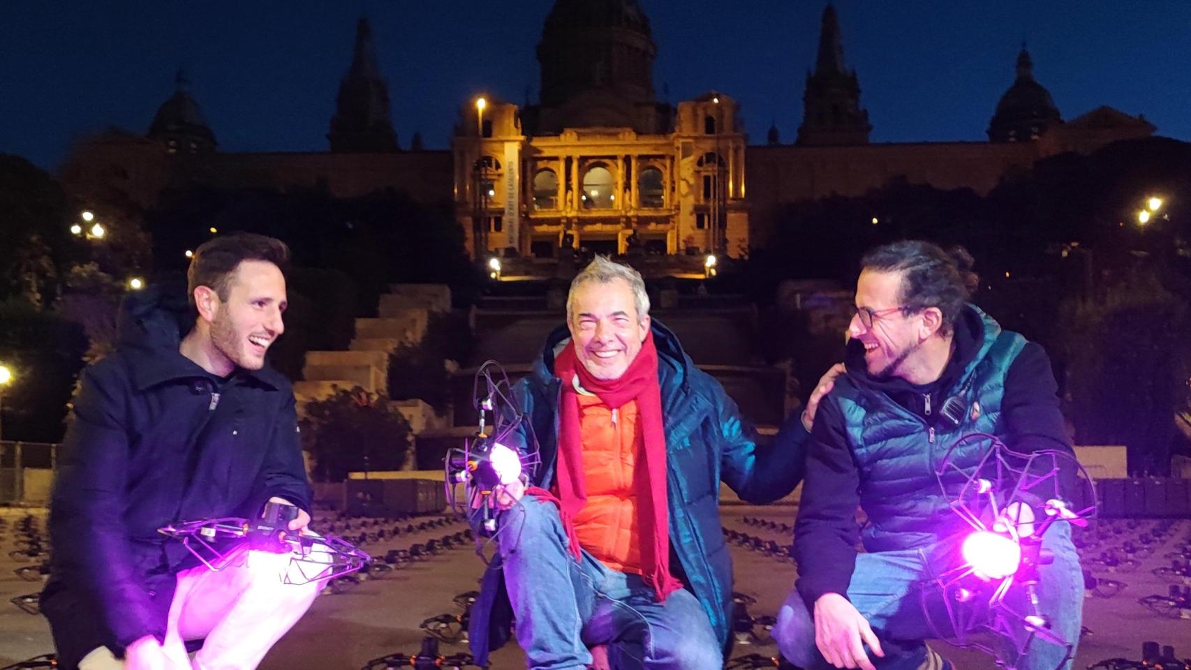 El director del espectáculo de Nochevieja de Barcelona, Christophe Berthonneau, con dos miembros de su equipo