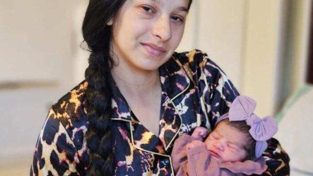Nayeli, con su madre en el hospital Parc Taulí de Sabadell