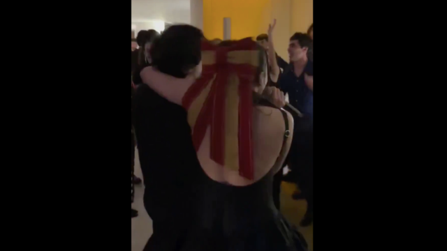 El lazo de Rosalía con la bandera en la fiesta de Fin de Año