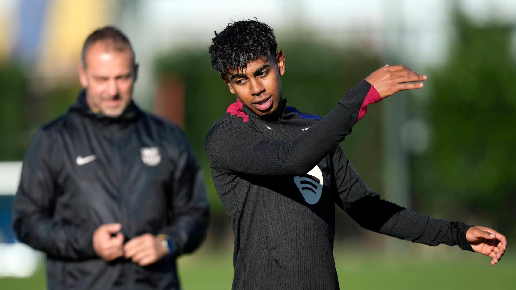 Hansi Flick contempla a Lamine Yamal en un entrenamiento del Barça